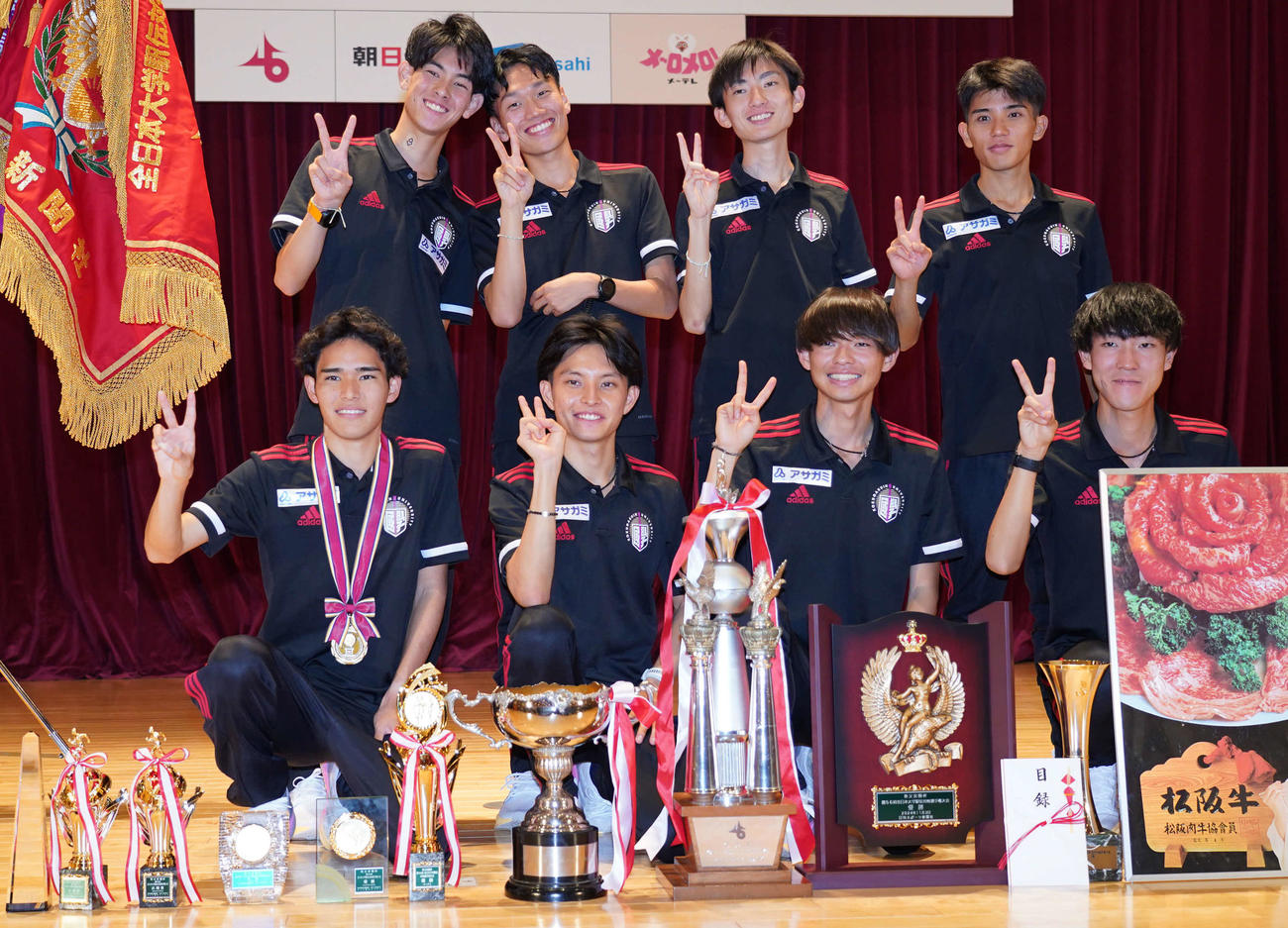 表彰式後、明るい表情で写真に納まる国学院大メンバー（前列・左から）嘉数、青木、辻原、高山（後列・左から）野中、山本、平林、上原（撮影・森本幸一）