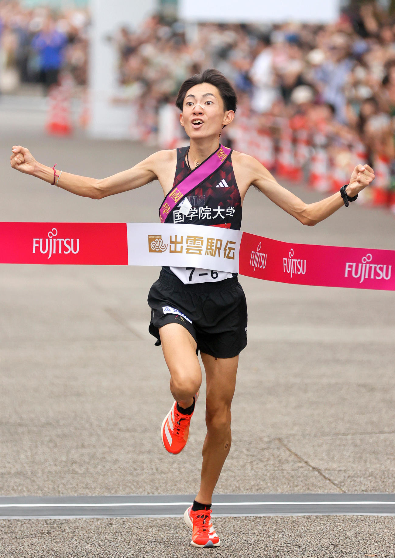 出雲駅伝で優勝のゴールテープを切る国学院大・平林清澄（2024年10月14日撮影）