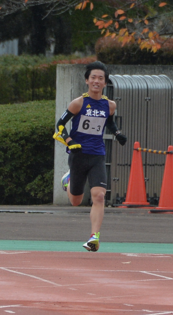 東北3区の前川が、第3中継所手前で仙台育英を抜かし、トップに立つ（撮影・浜本神威）