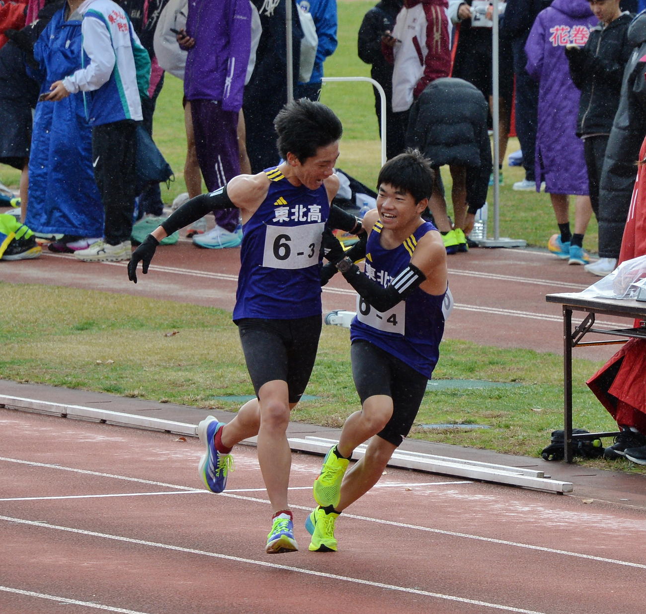 第3中継所　東北4区の原田（右）にトップでタスキをつなぐ前川（撮影・浜本神威）