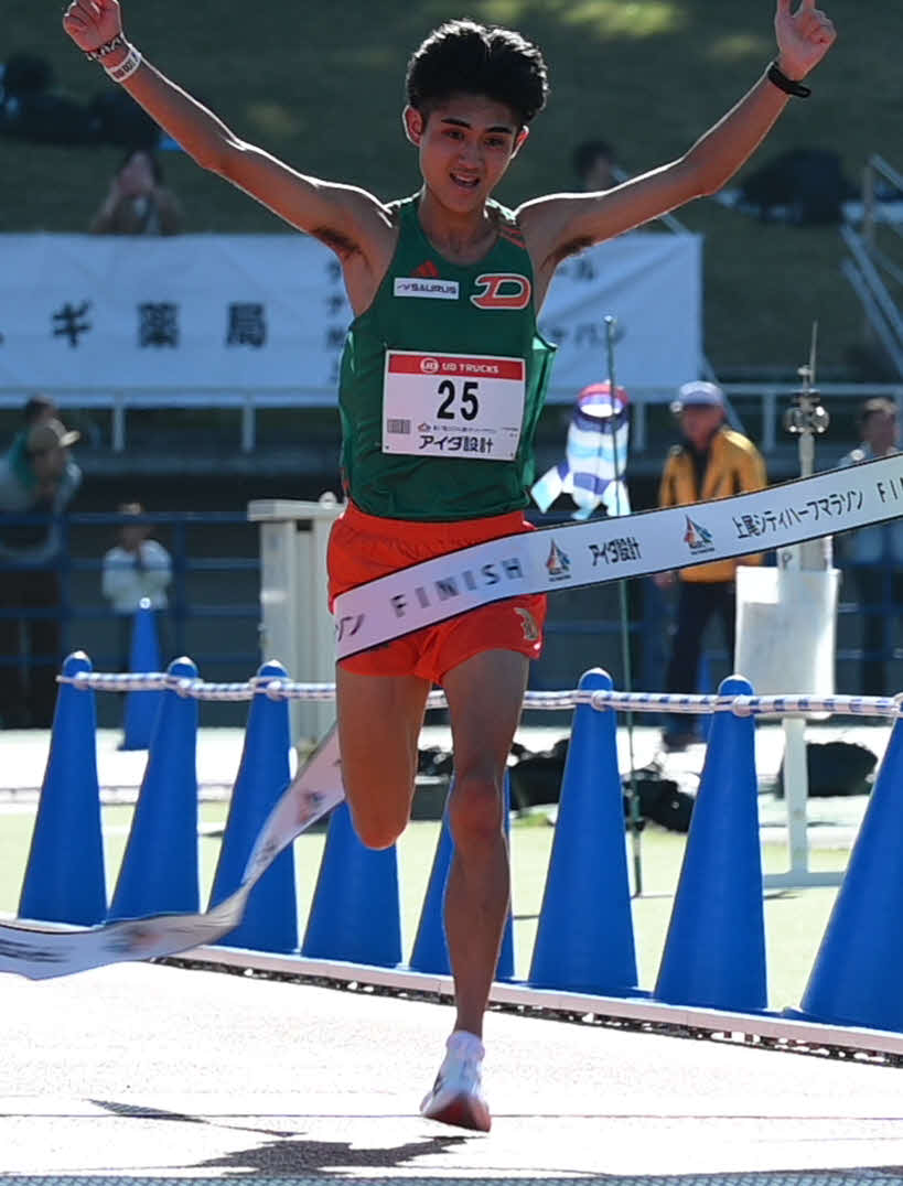 上尾シティハーフマラソン男子大学の部で優勝した大東大の棟方（撮影・飯岡大暉）