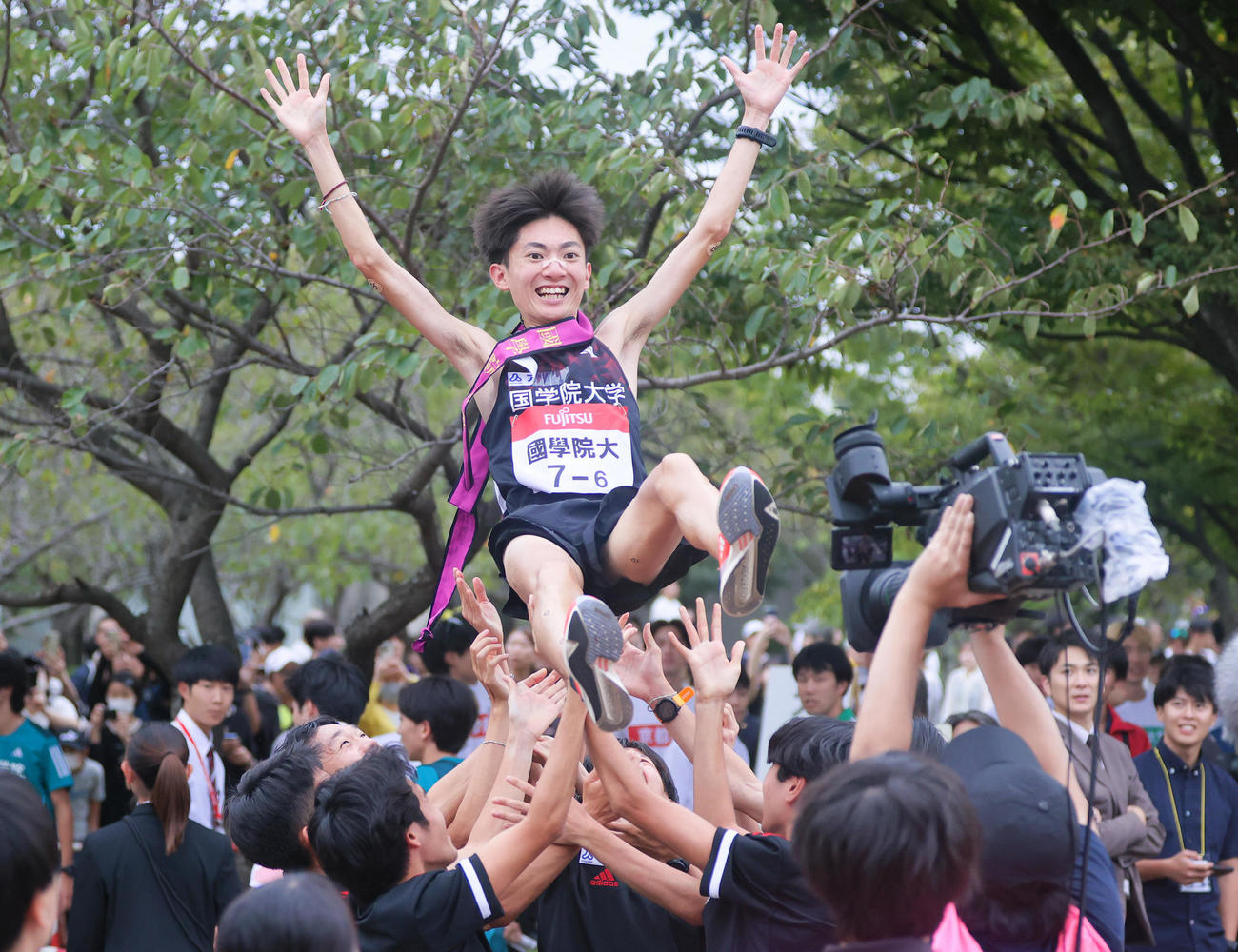 第36回出雲全日本大学選抜駅伝　出雲駅伝を優勝し、仲間に胴上げされる国学院大・アンカー平林清澄（2024年10月14日撮影）

