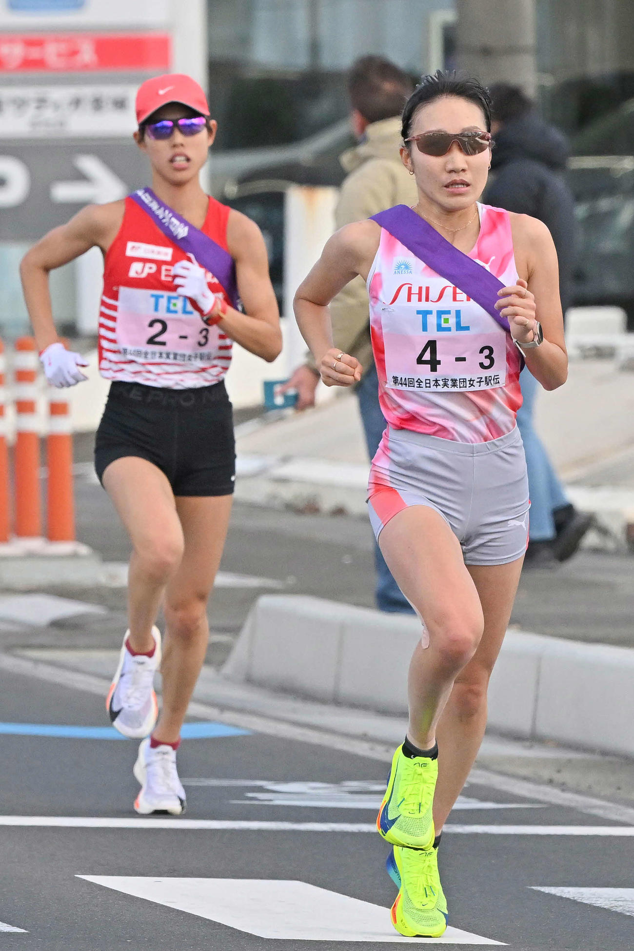 3区、日本郵政グループの広中（左）を追い抜く資生堂の五島（代表撮影）