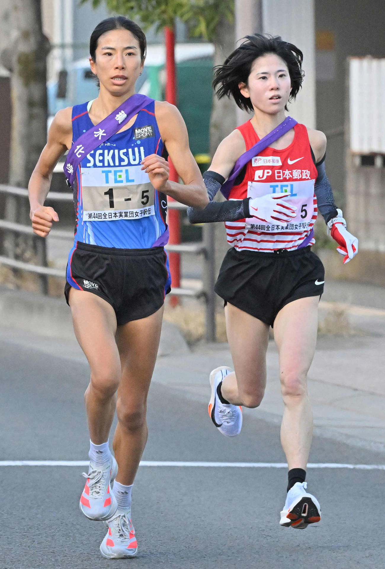 5区、競り合う積水化学の新谷（左）と日本郵政グループの鈴木（代表撮影）