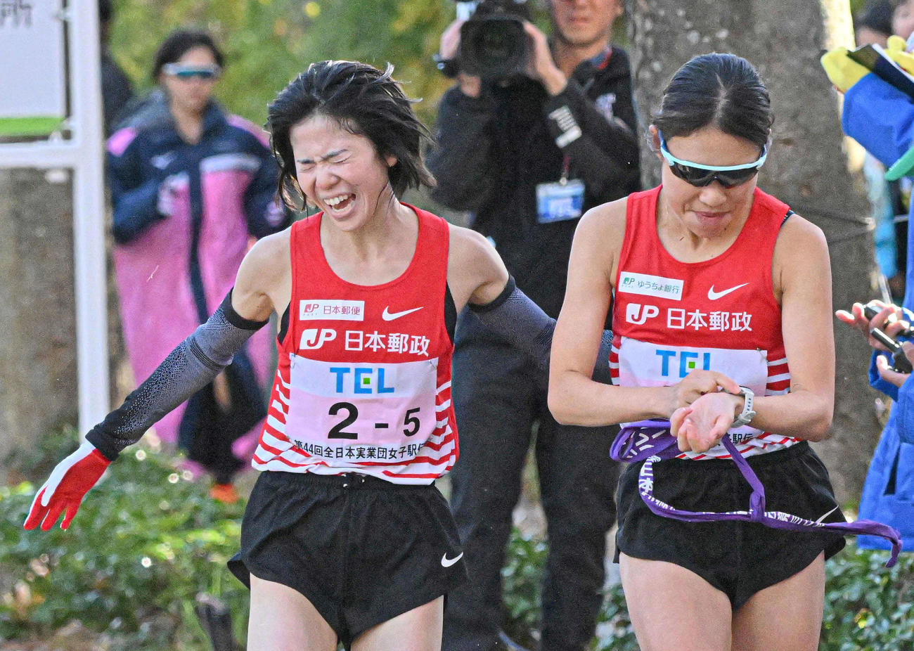 日本郵政グループの6区・太田（右）にたすきをつなぐ5区・鈴木（代表撮影）