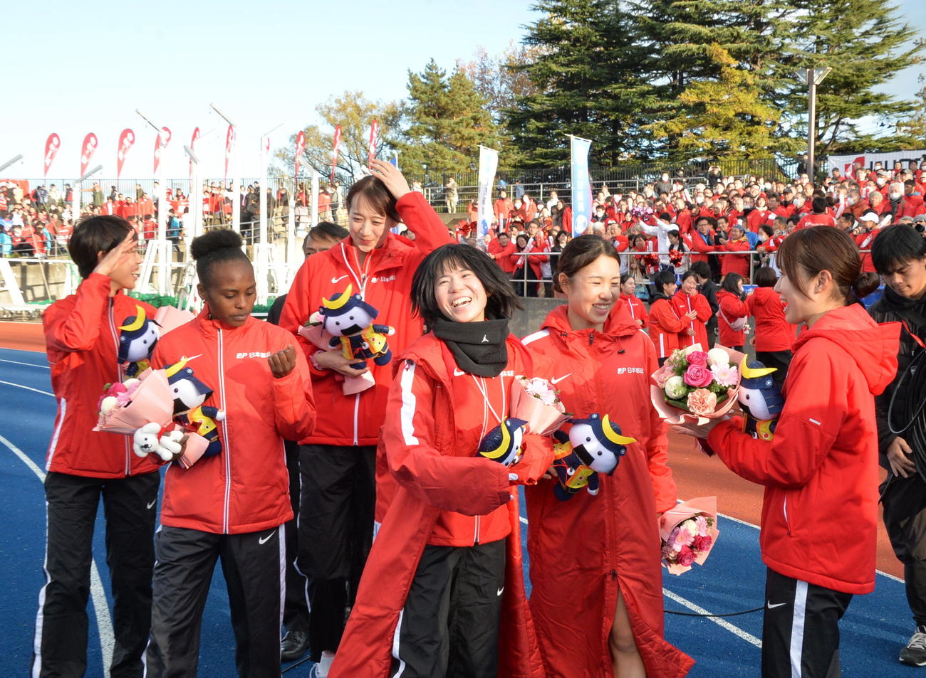 JP日本郵政グループが4年ぶり4度目の優勝を果たし、5区鈴木（中央）らは笑顔を浮かべる（撮影・浜本神威）