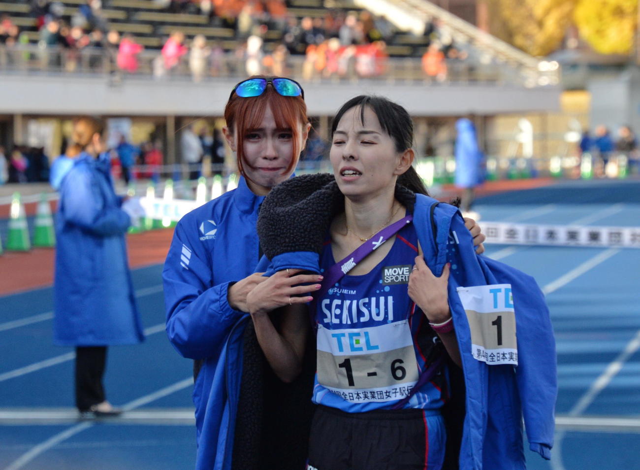 涙をこらえながら積水化学・アンカー森（右）の肩を抱く、2区山本（撮影・浜本神威）