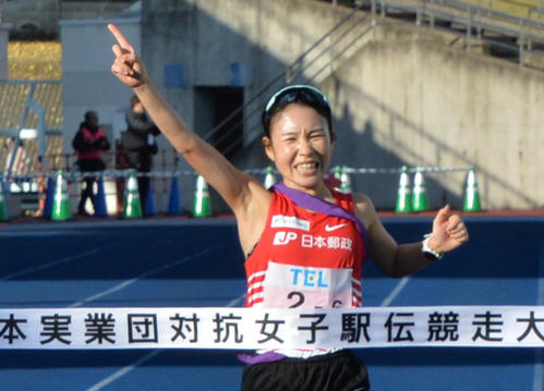 JP日本郵政グループのアンカー・太田が人差し指を突き立て、優勝のゴールテープを切る（撮影・浜本神威）