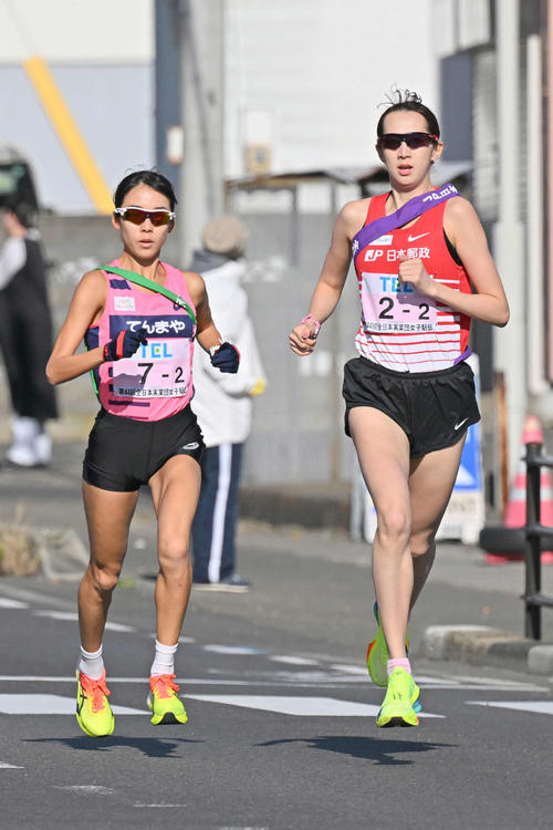 2区、天満屋の立迫（左）を追い抜く日本郵政グループの牛（代表撮影）