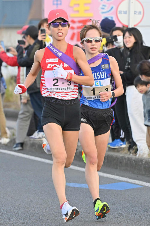 3区、積水化学の佐藤（右）を追い抜く日本郵政グループの広中（代表撮影）