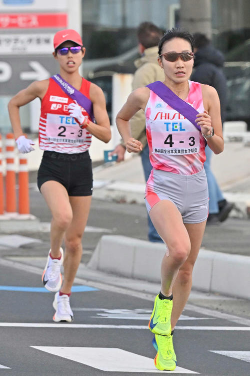 3区、日本郵政グループの広中（左）を追い抜く資生堂の五島（代表撮影）