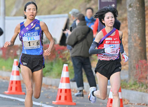 5区、積水化学の新谷（左）を抜き返す日本郵政グループの鈴木（代表撮影）