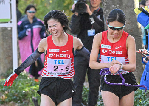 日本郵政グループの6区・太田（右）にたすきをつなぐ5区・鈴木（代表撮影）