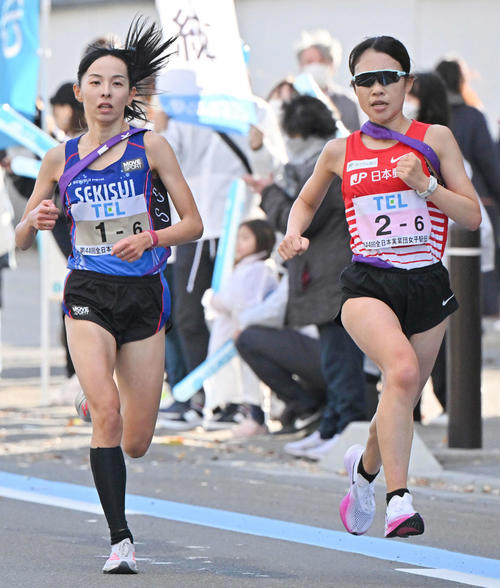 6区、積水化学の森（左）を追い抜く日本郵政グループの太田（代表撮影）