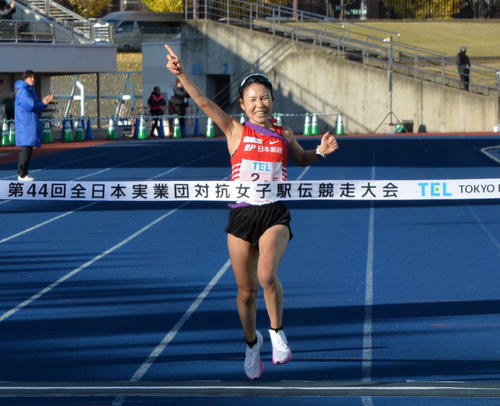 JP日本郵政グループのアンカー・太田が人差し指を突き立て、優勝のゴールテープを切る（撮影・浜本神威）