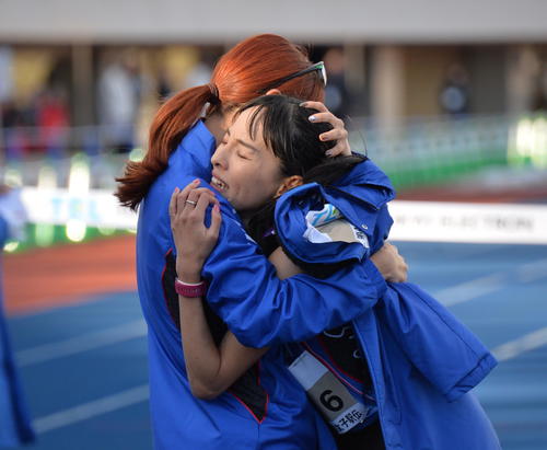 積水化学の2区山本（左）が、2位でゴールしたアンカー森を抱き締め、健闘をたたえる（撮影・浜本神威）