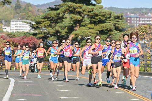 力走する1区の選手たち（代表撮影）