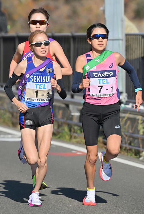 1区、競り合う積水化学の田浦（手前左）と天満屋の吉薗。後方は日本郵政グループの菅田（代表撮影）