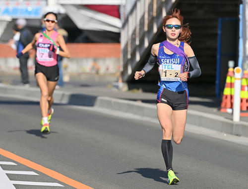2区、力走する積水化学の山本。後方は天満屋の立迫（代表撮影）