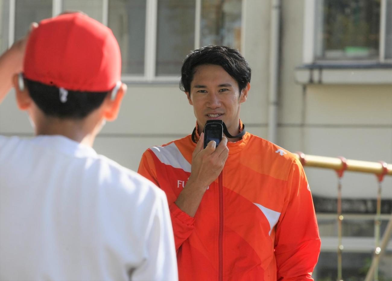 「ちば夢チャレンジかなえ隊」派遣事業の一環で筑波大学附属聴覚特別支援学校の子どもたちと交流した陸上男子110メートル障害の石川周平〈撮影・藤塚大輔〉
