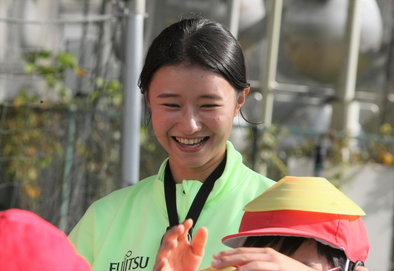 「ちば夢チャレンジかなえ隊」派遣事業の一環で筑波大学附属聴覚特別支援学校の子どもたちと交流した陸上女子100メートル障害の田中佑美〈撮影・藤塚大輔〉