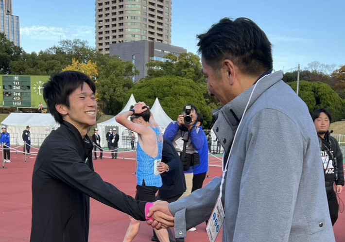 青学大の原監督（右）と握手をする吉田（撮影・梅根麻紀）