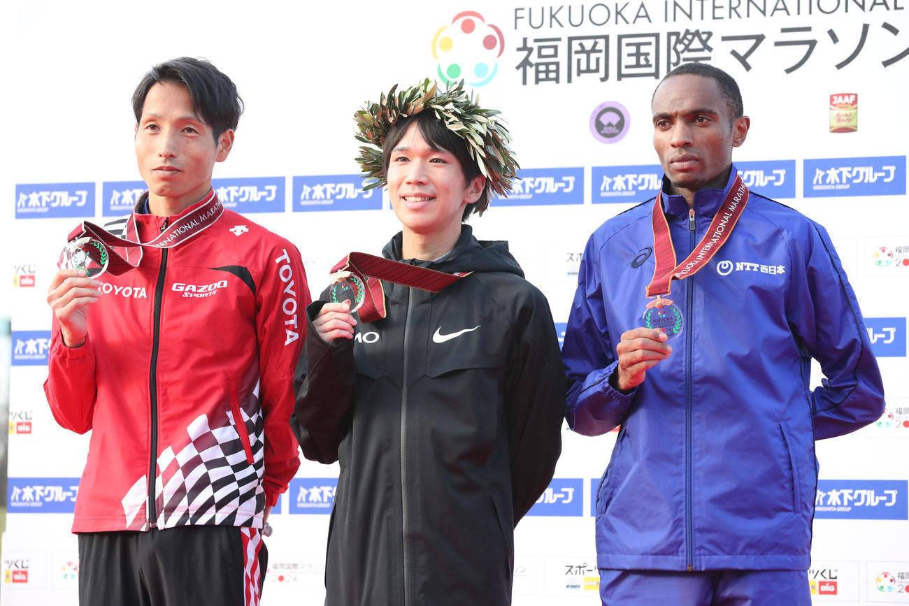 表彰式を終えメダルを手にする左から2位の西山、優勝の吉田、3位のワンブイ（撮影・梅根麻紀）