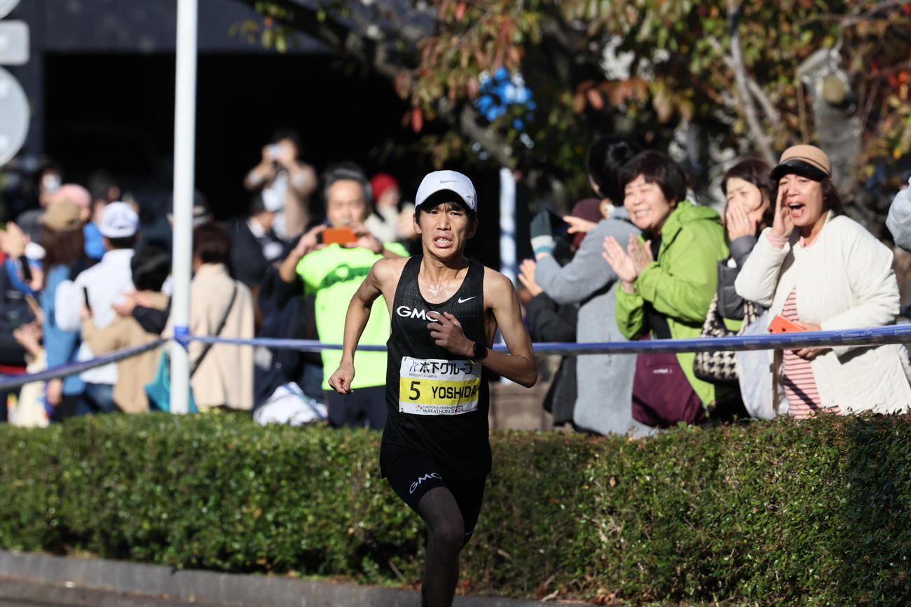 ゴールの平和台陸上競技場に向かって独走する吉田祐也（代表撮影）