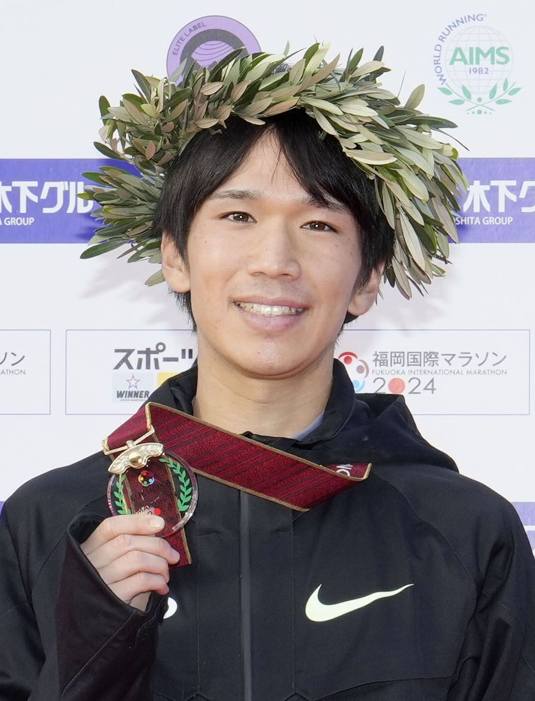 日本歴代3位の2時間5分16秒で優勝し、メダルを手にする吉田祐也（共同）