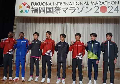 ガッツポーズで意気込む其田健也（左から3人目）ら福岡国際マラソンの招待選手（撮影・菊川光一）