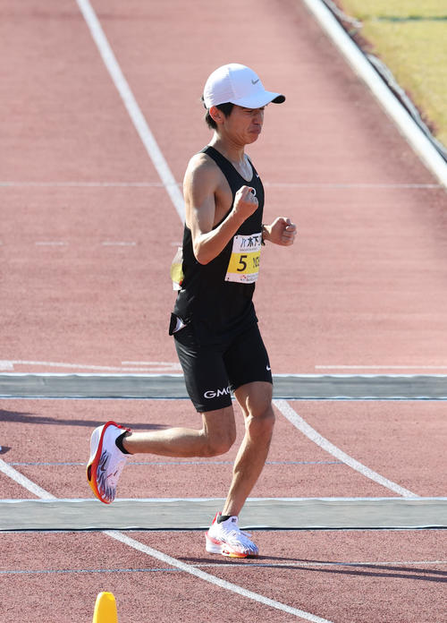 好タイムで優勝した吉田はガッツポーズ（撮影・梅根麻紀）