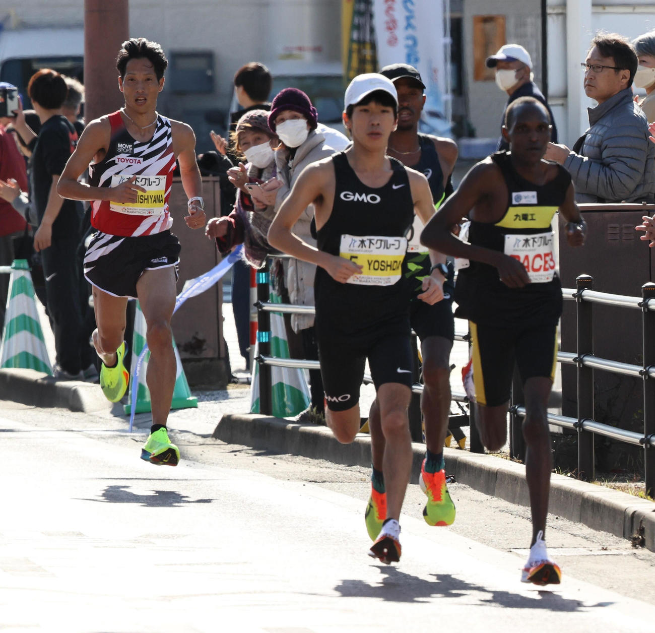 28キロ地点で先頭を走る吉田祐也（右から2人目）に引き離される西山雄介（左）（代表撮影）