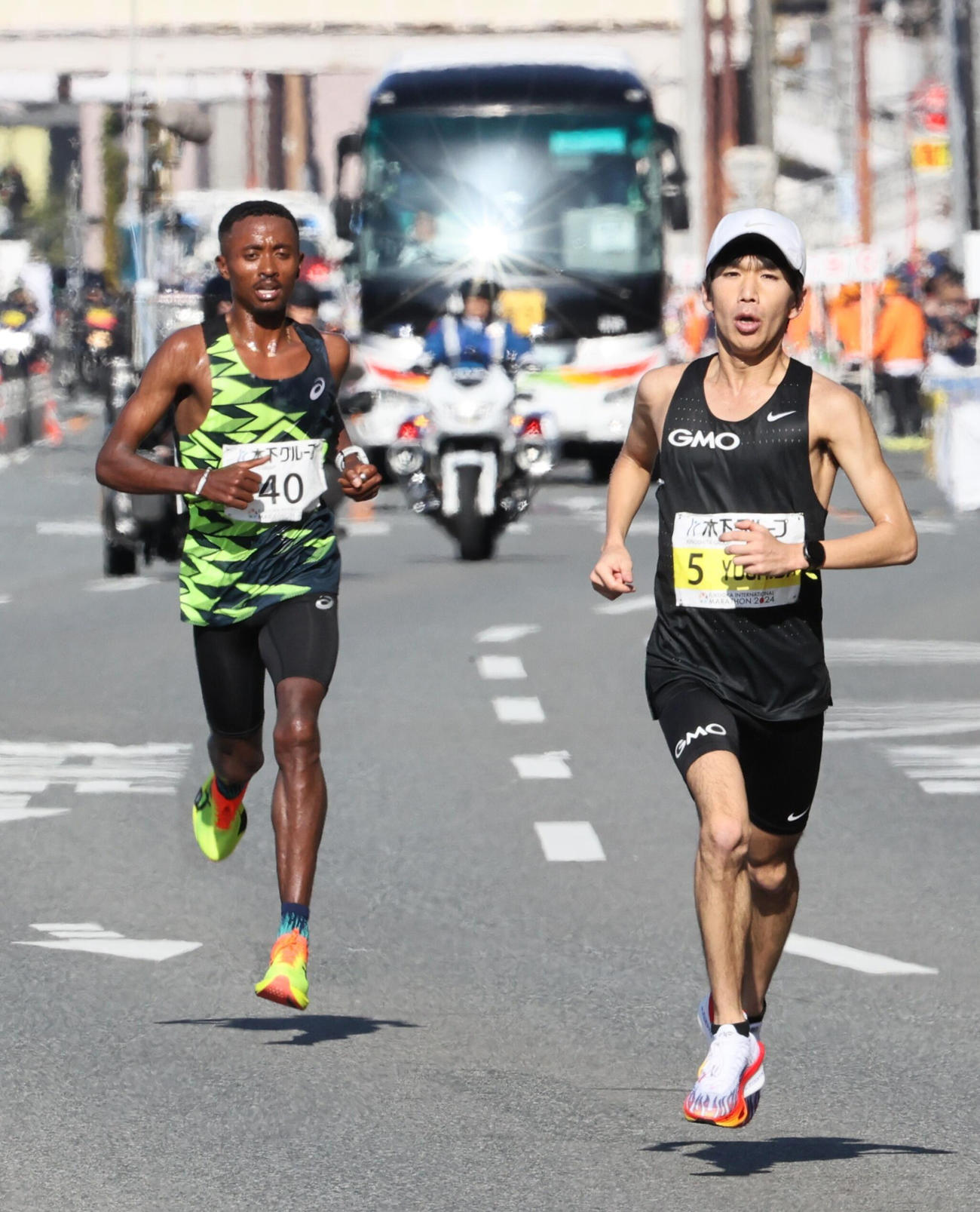 福岡国際マラソン　折り返し地点を過ぎ、タデッセ・ゲタホン（左）を引き離す吉田祐也（代表撮影）