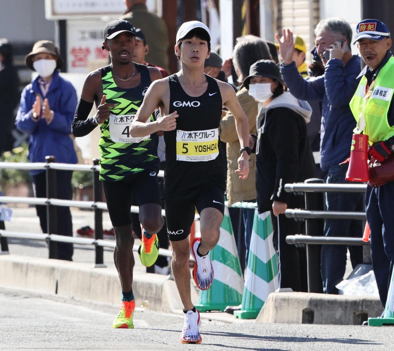 福岡国際マラソン　30キロ付近で競り合う吉田祐也（右）（代表撮影）