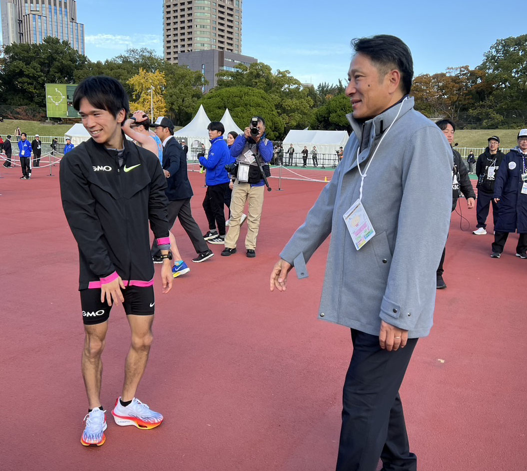 青山学院大学陸上部の原監督と話をする優勝した吉田（撮影・梅根麻紀）