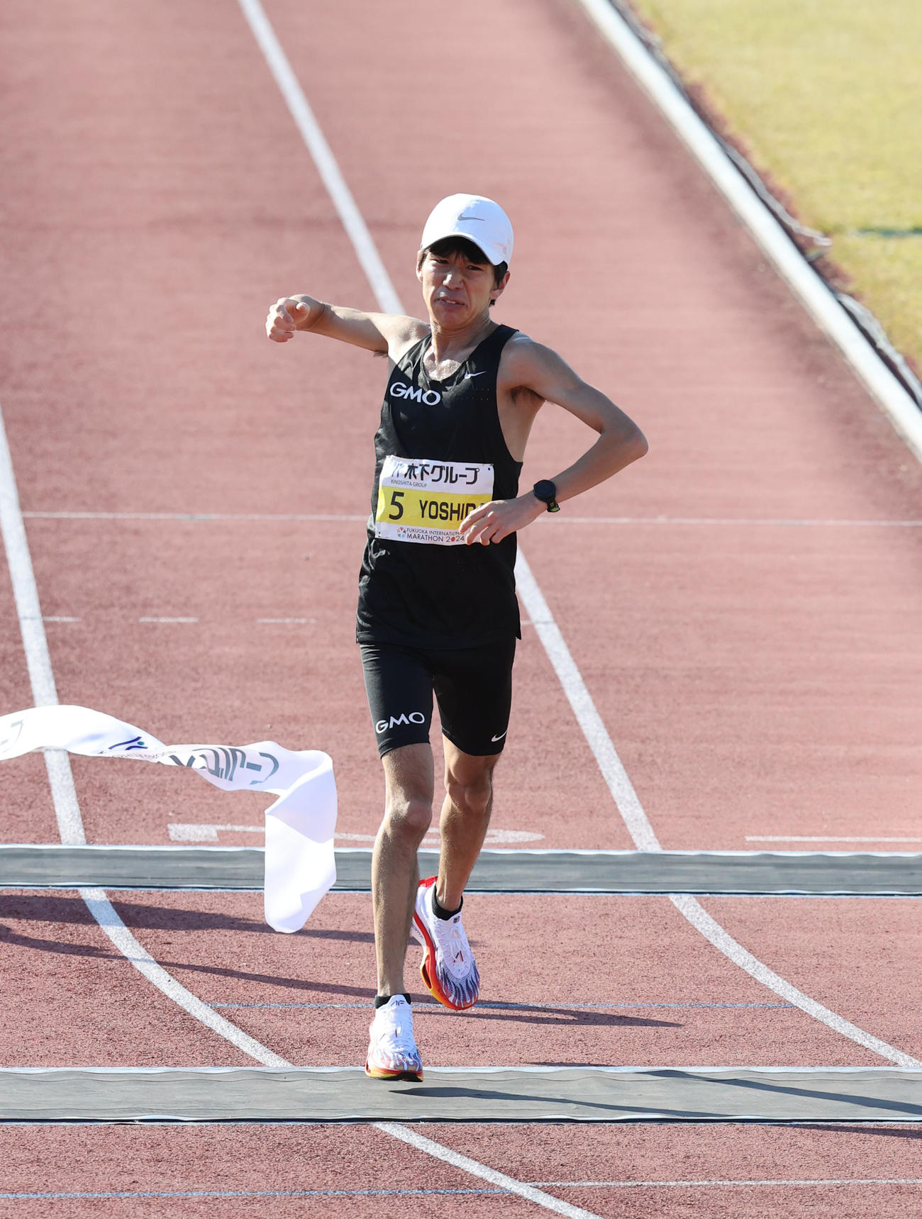 好タイムで優勝した吉田はガッツポーズ（撮影・梅根麻紀）