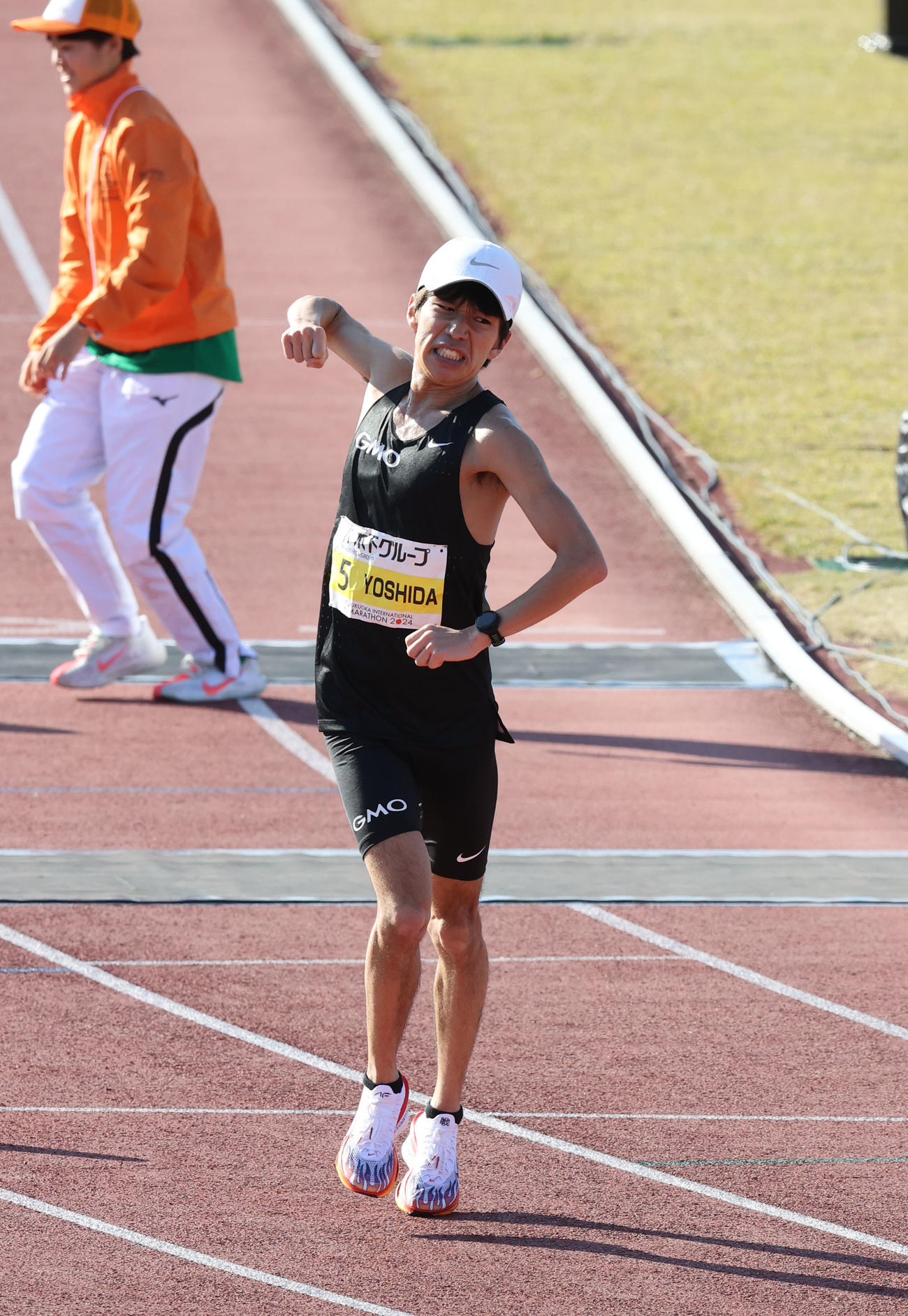 好タイムで優勝した吉田はガッツポーズ（撮影・梅根麻紀）