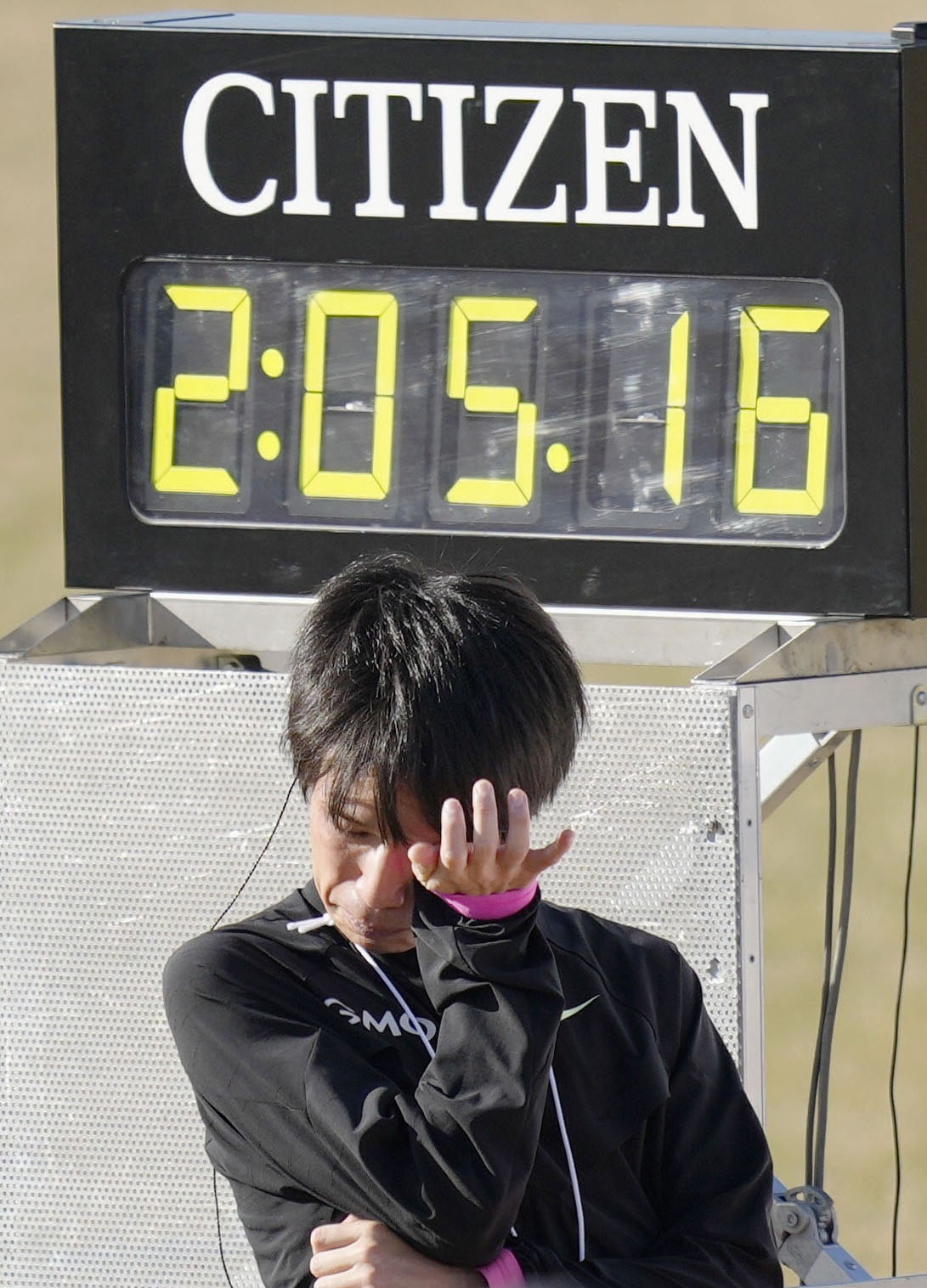 福岡国際マラソン2024で優勝し、涙ぐむ吉田（共同）