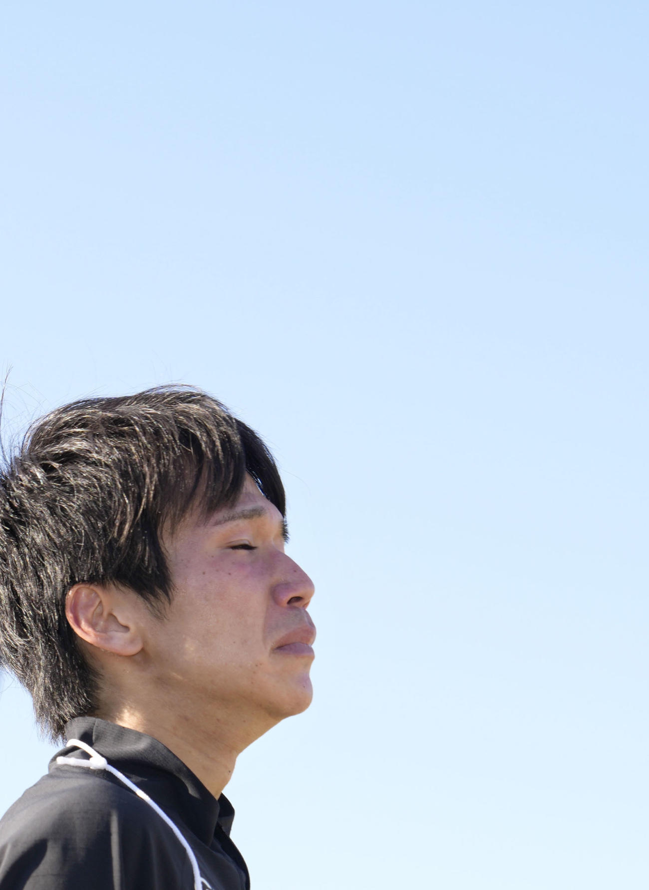 福岡国際マラソン2024で優勝し、涙ぐむ吉田祐也（共同）