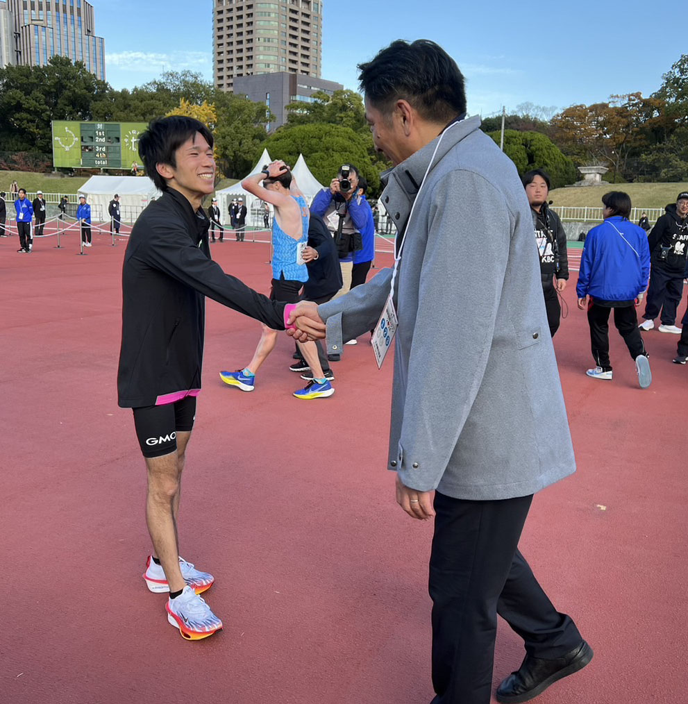 青山学院大学陸上部の原監督と話をする優勝した吉田（撮影・梅根麻紀）