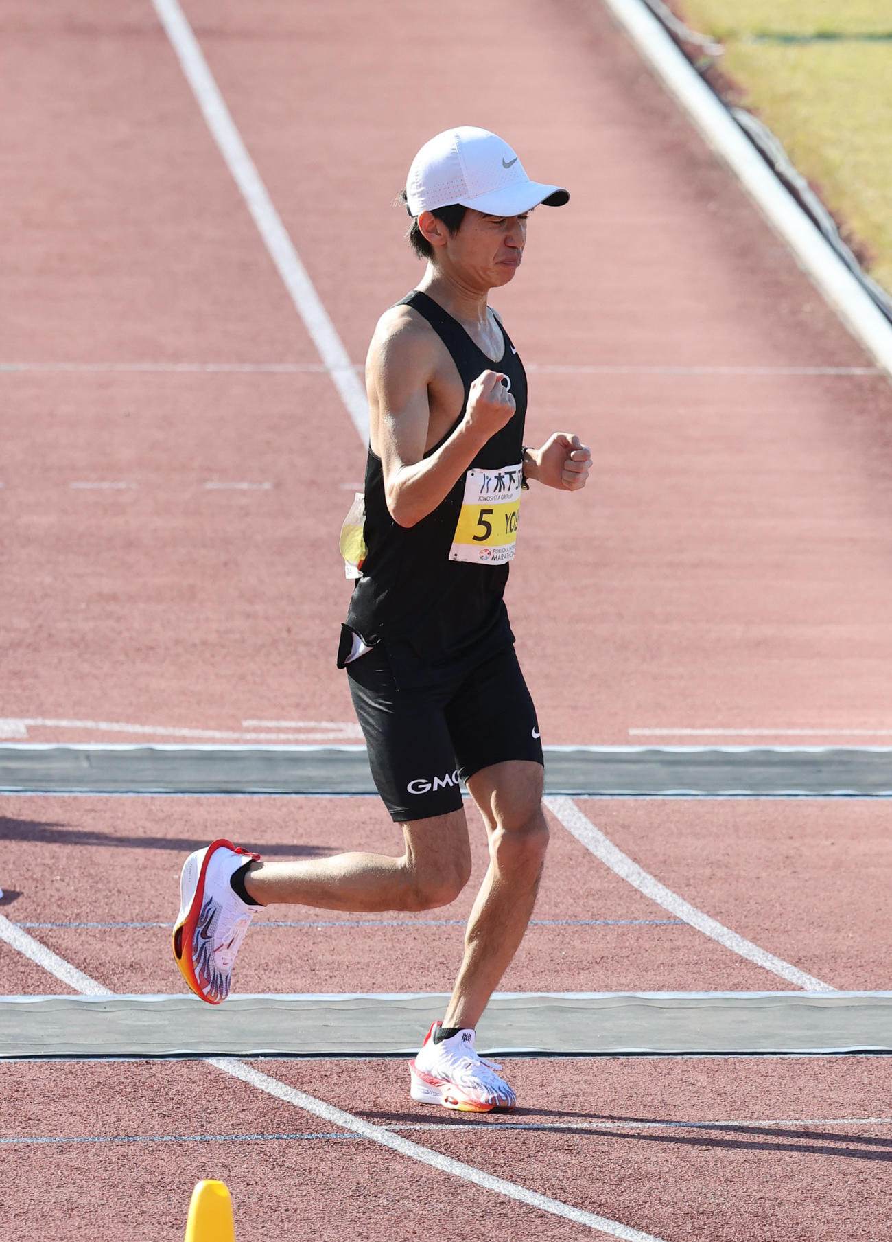 好タイムで優勝した吉田はガッツポーズ（撮影・梅根麻紀）