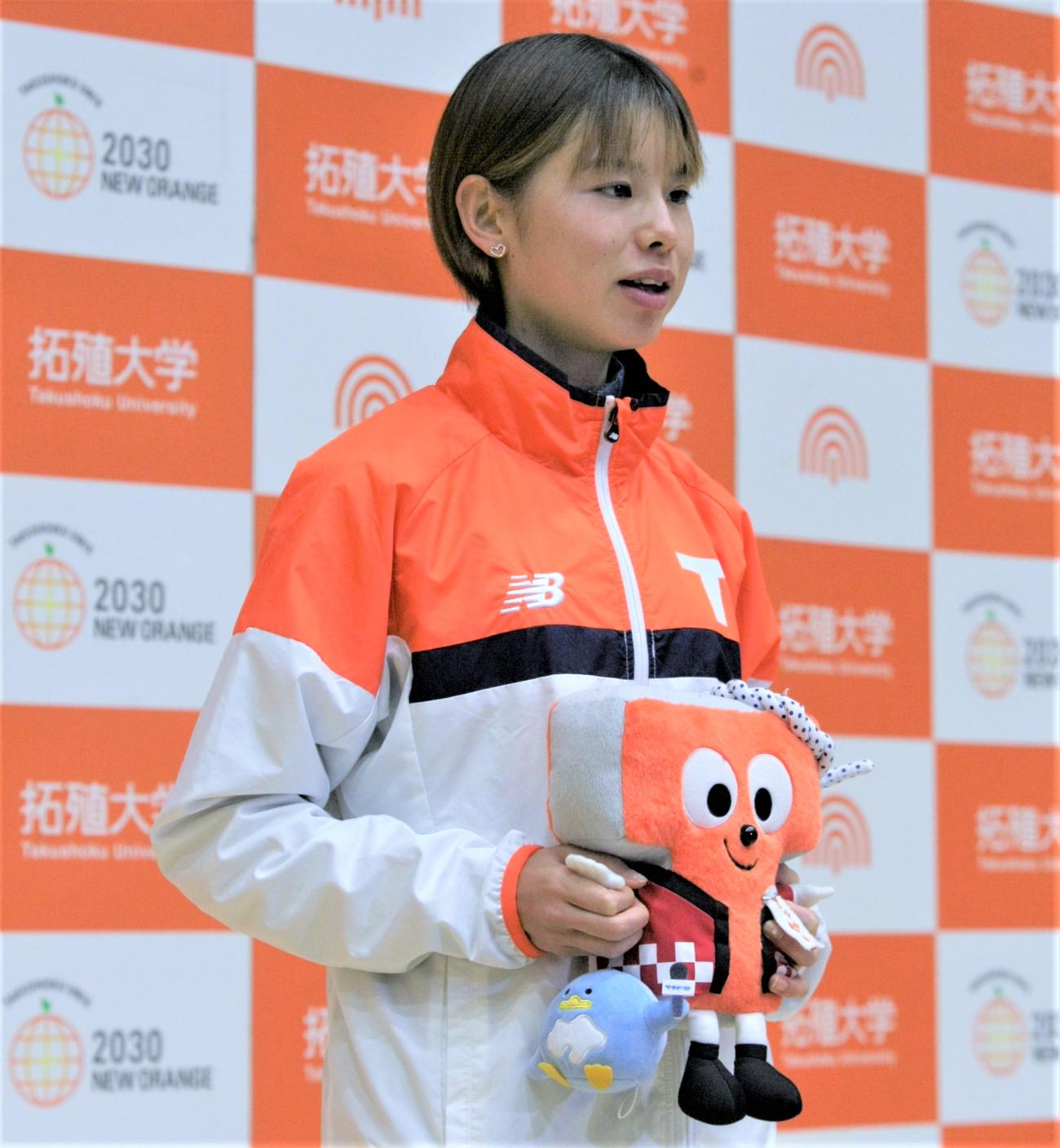 報道陣の取材に応じた拓大・不破（撮影・藤塚大輔）