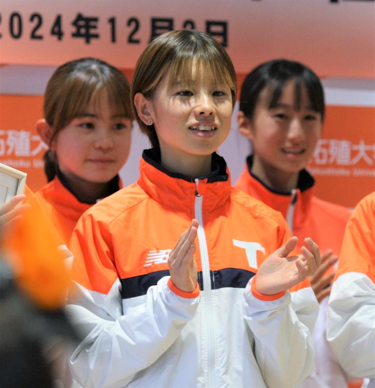 富士山女子駅伝へ向けた壮行会で笑顔で拍手する拓大・不破（撮影・藤塚大輔）