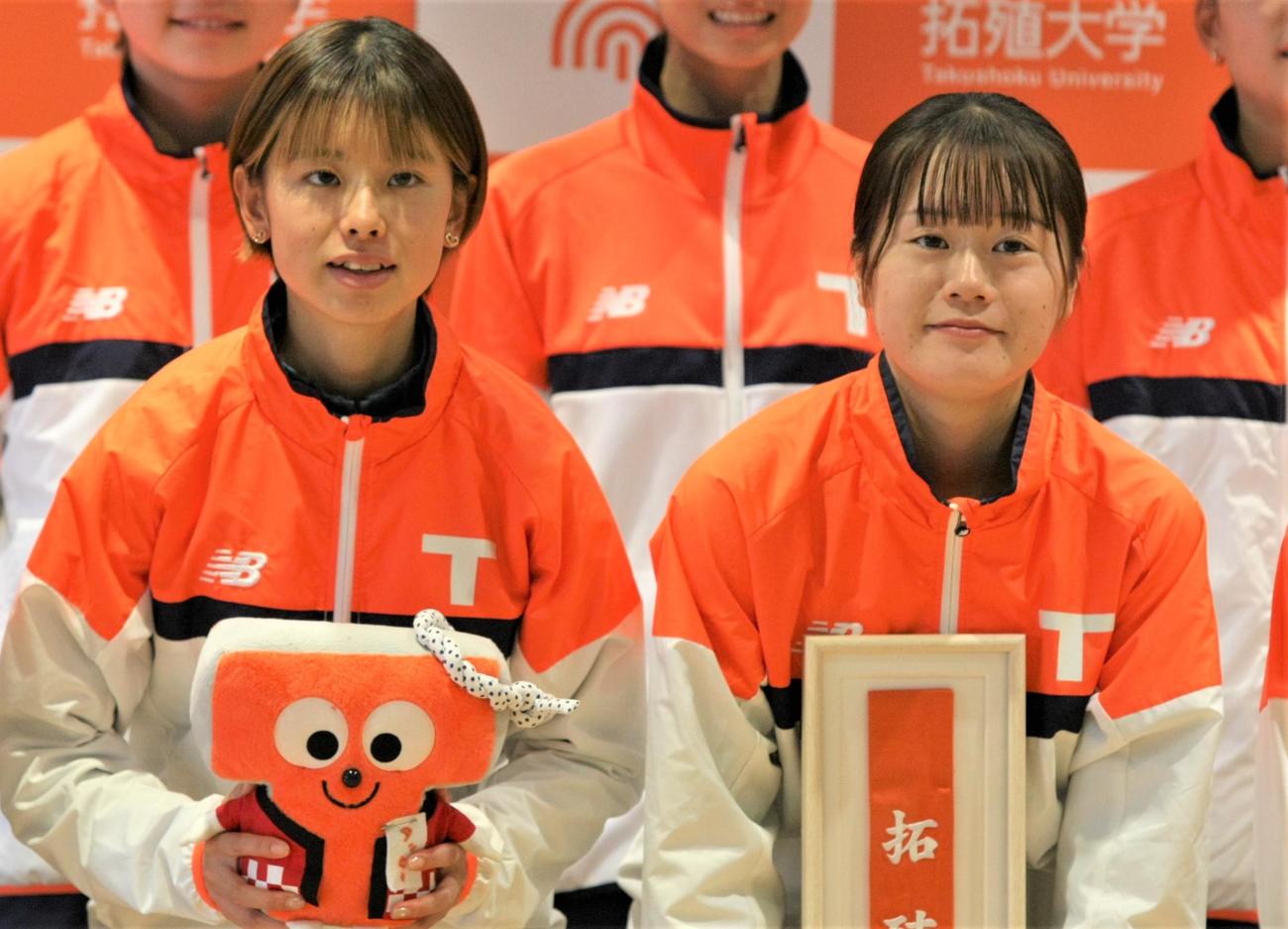 富士山女子駅伝へ向けた壮行会に出席した拓大・不破（左）と門脇（撮影・藤塚大輔）