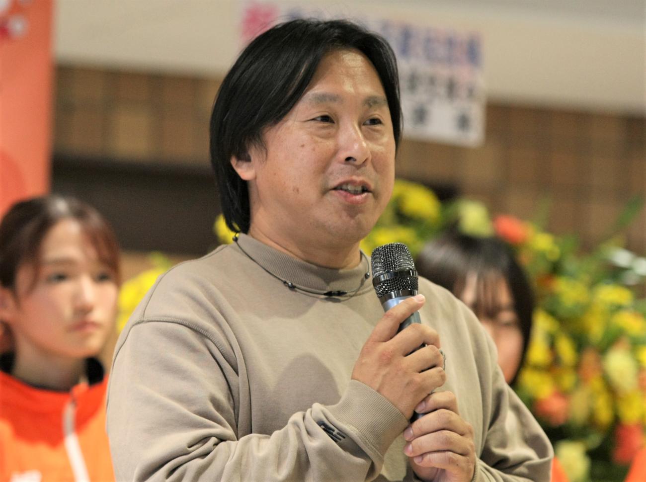 富士山女子駅伝へ向けた壮行会に出席した拓大・五十嵐利治監督（撮影・藤塚大輔）