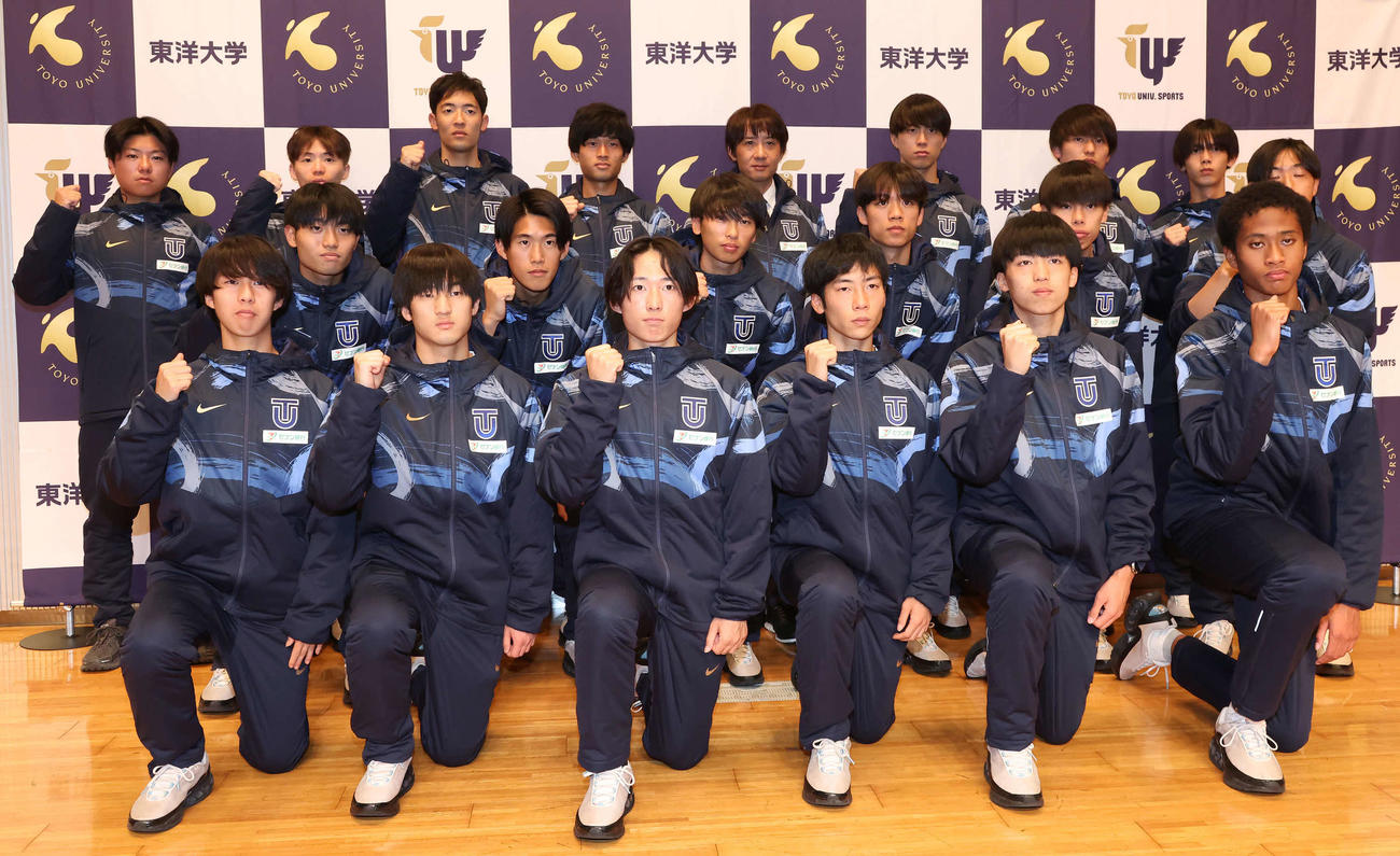 酒井監督（後列中央）と写真に納まる東洋大学陸上競技部長距離部門の選手たち（撮影・丹羽敏通）