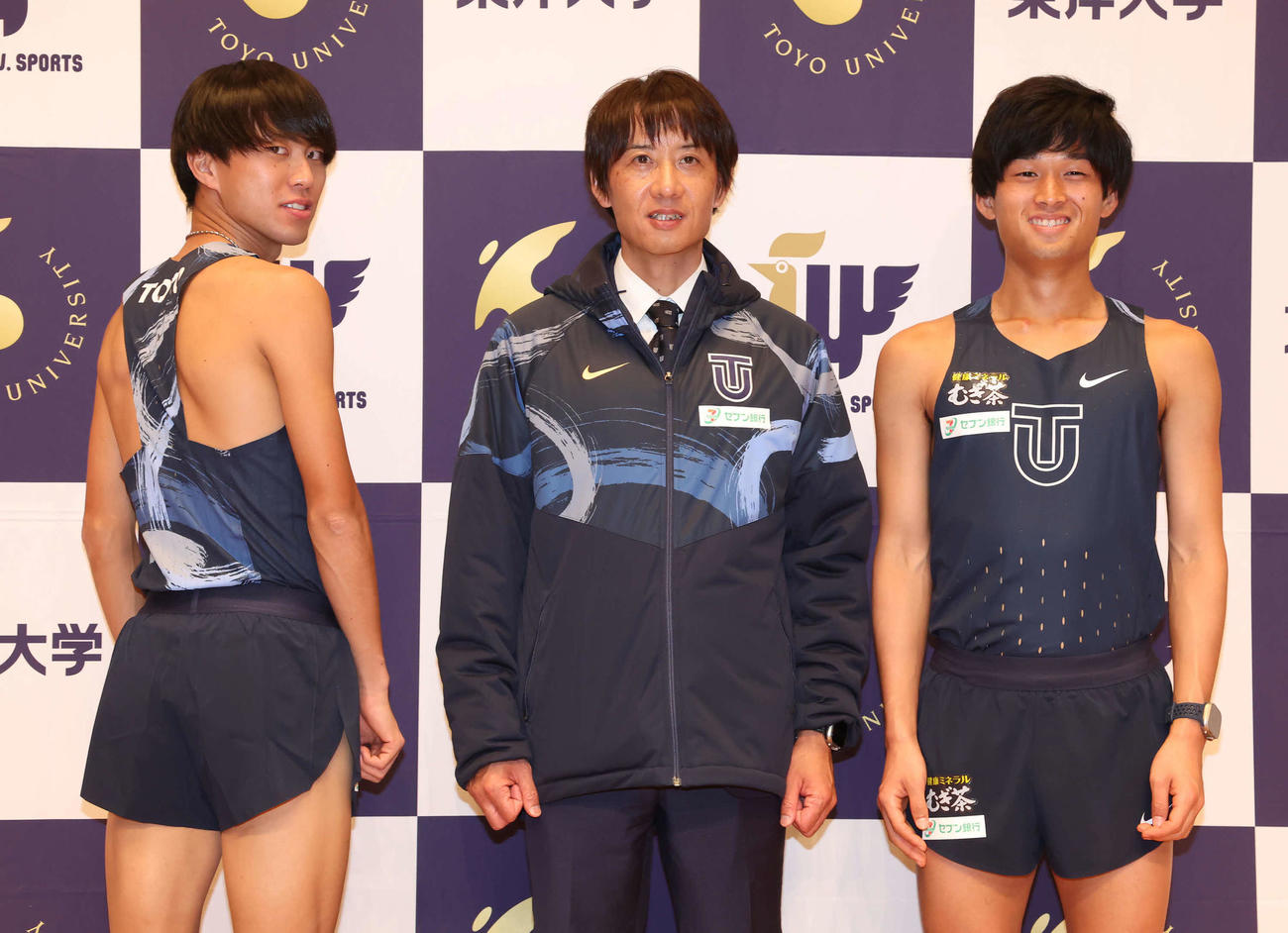 酒井監督（中央）のもと新しくなったユニホームを披露する石田（左）と梅崎（右）（撮影・丹羽敏通）