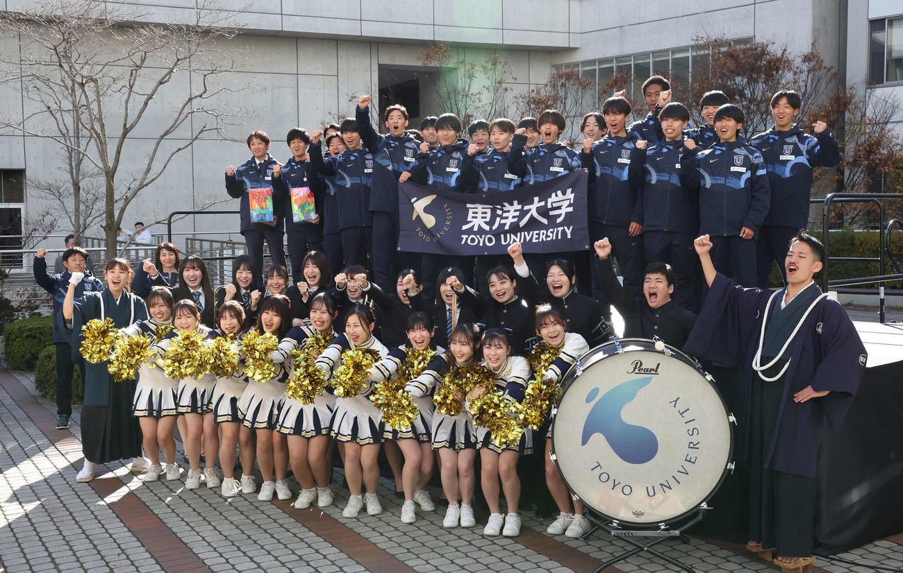 東洋大学の箱根駅伝壮行会で気勢を上げる陸上競技部長距離部門の選手たち（撮影・丹羽敏通）
