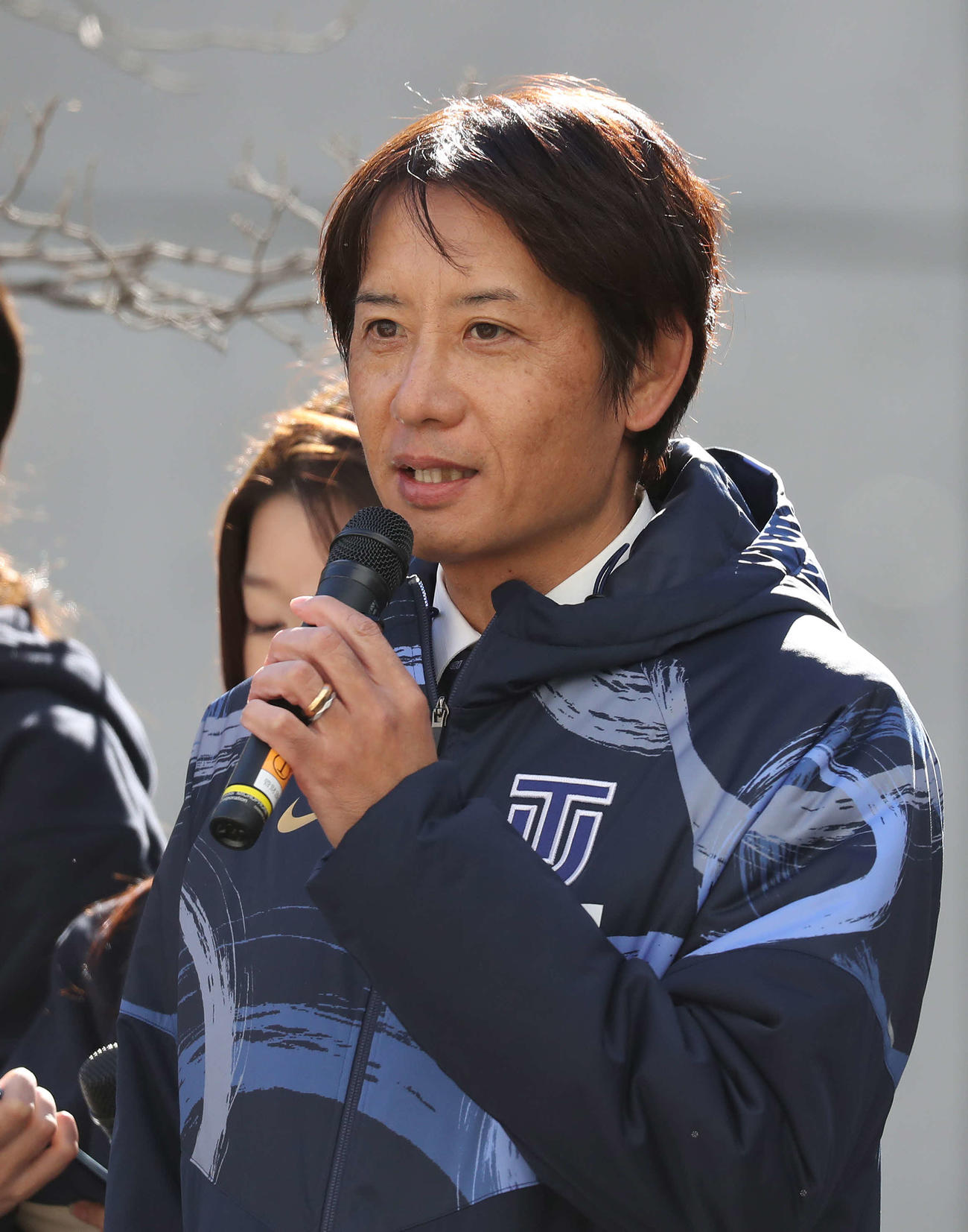 東洋大学の箱根駅伝壮行会で、あいさつする酒井監督（撮影・丹羽敏通）