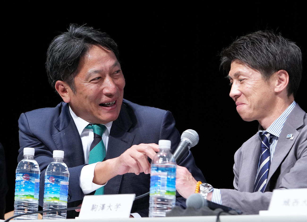 第101回箱根駅伝記者発表会で意気込みを語った青学大・原監督（左）は駒大・藤田監督に笑顔でマイクを渡す（撮影・足立雅史）